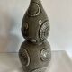 Vase en céramique grise à décor en relief