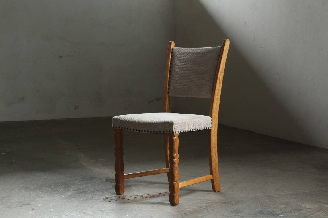 Ensemble de six chaises de salle à manger en chêne vintage danois, style Henning Kjærnulf, années 1960.