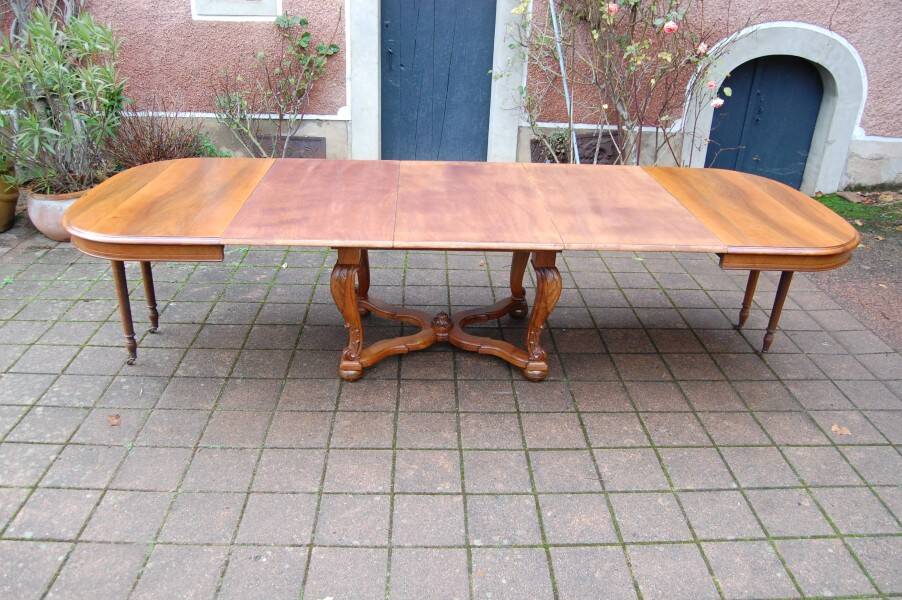 Napoleon III period walnut table from the late 19th century with extensions for 16 covers.