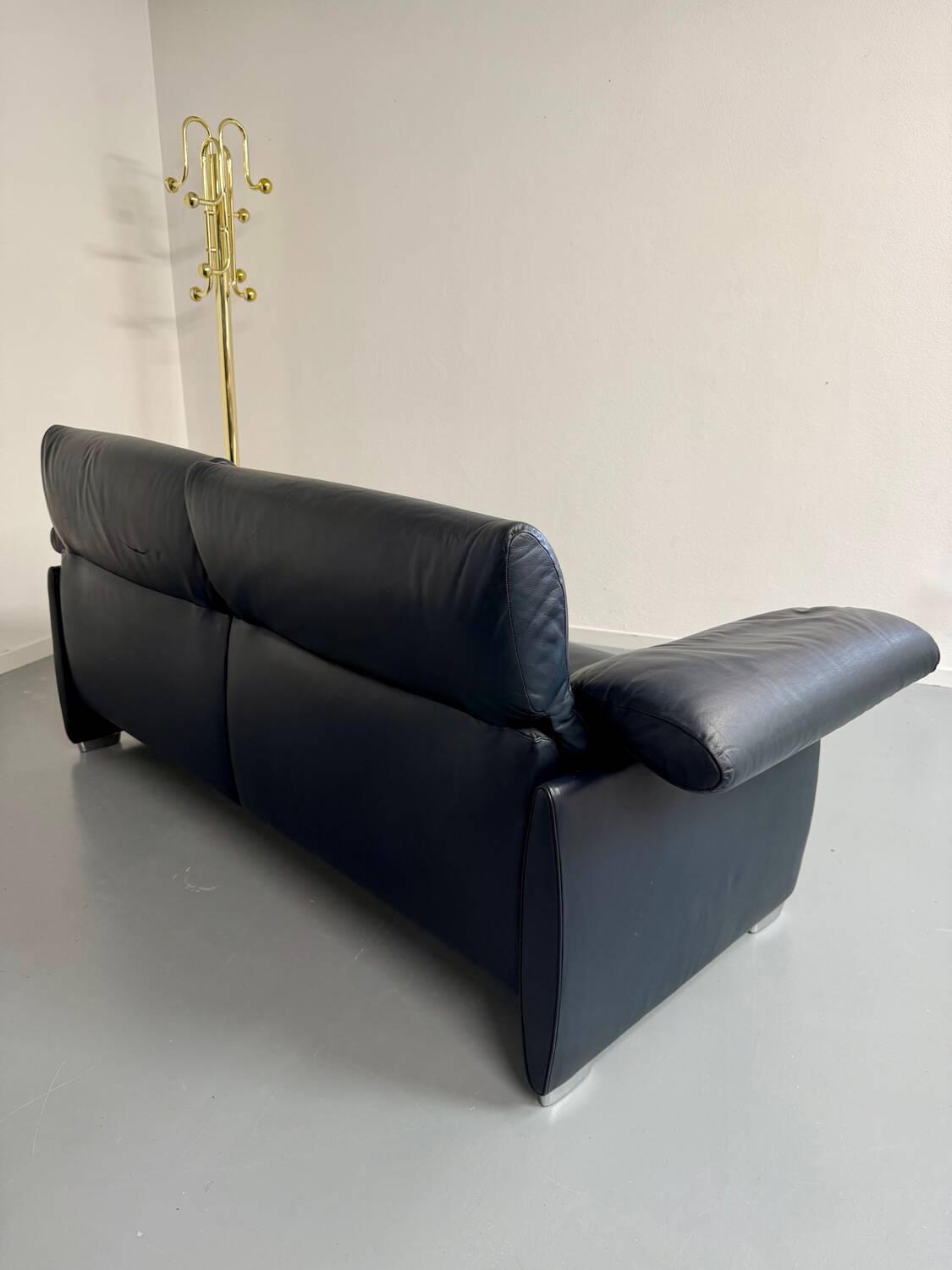 3-seater navy blue leather sofa, design by De Sede DS10, vintage 90s.