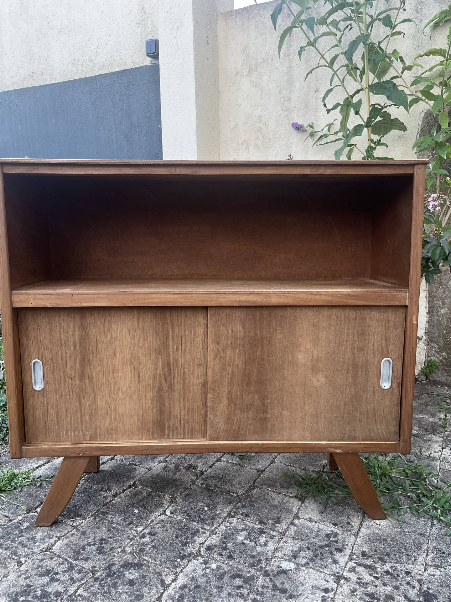 Vintage low TV unit / bookshelf sideboard with tapered legs.