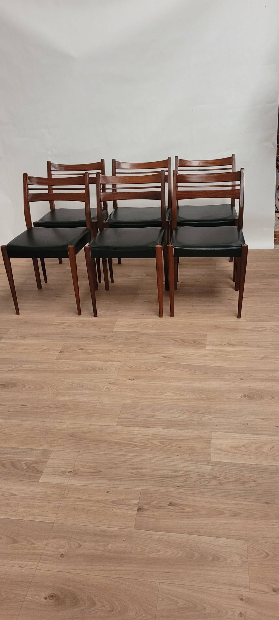 6 Chaises Scandinaves vintage Teck et simili cuir 1960 Danemark