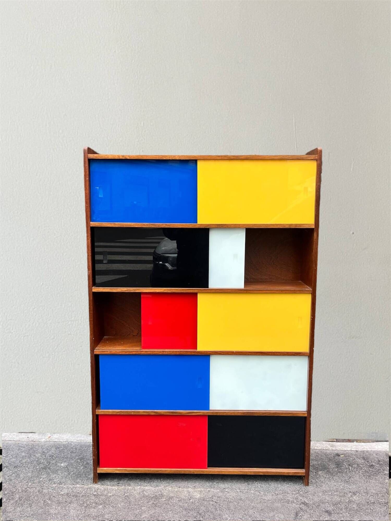 Closed bookcase in Bauhaus colors by D.Rozaffy Edition Meuble Oscar, design 1960