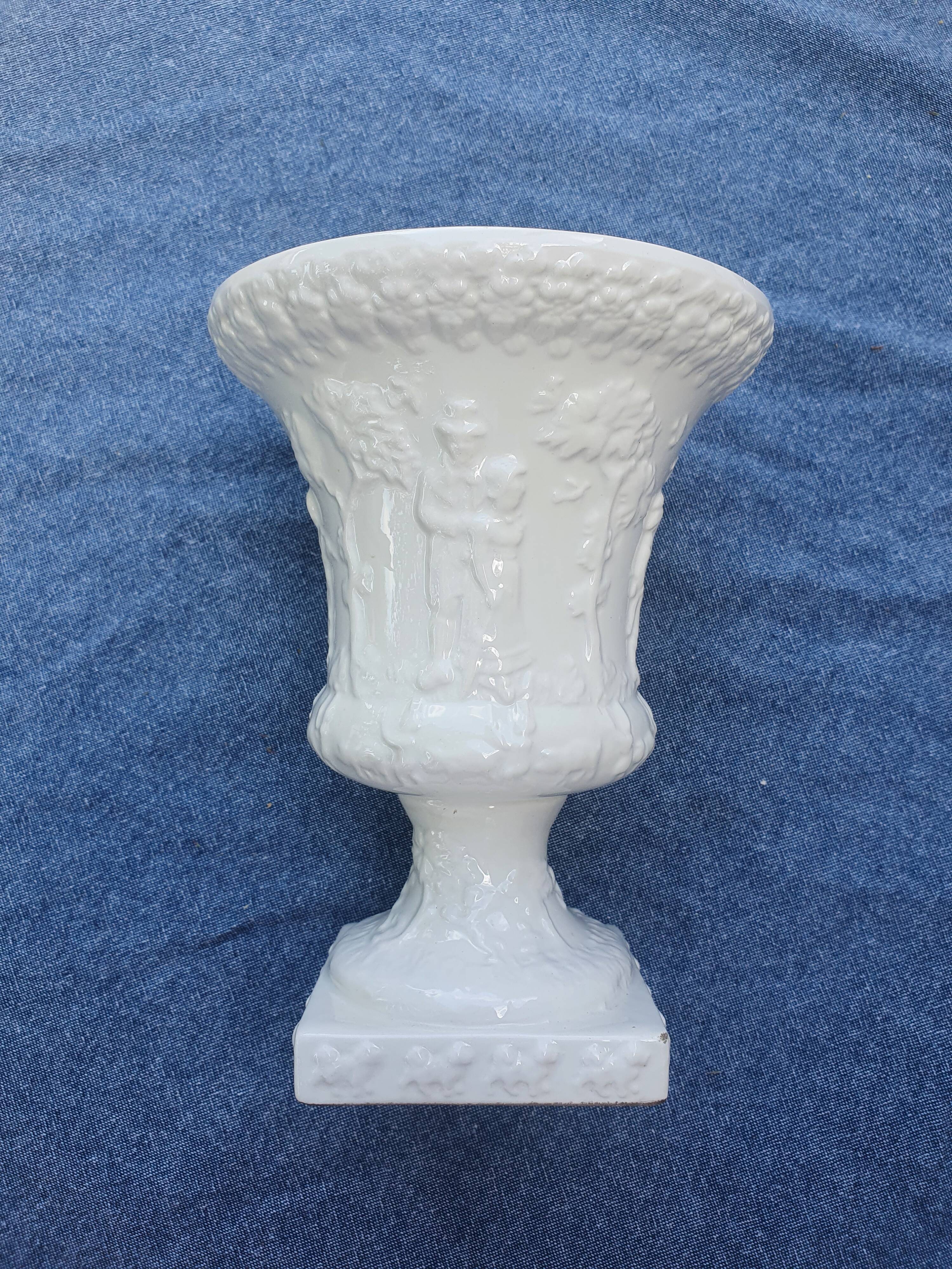 Vase médicis en faïence blanche à décor de scènes champêtres