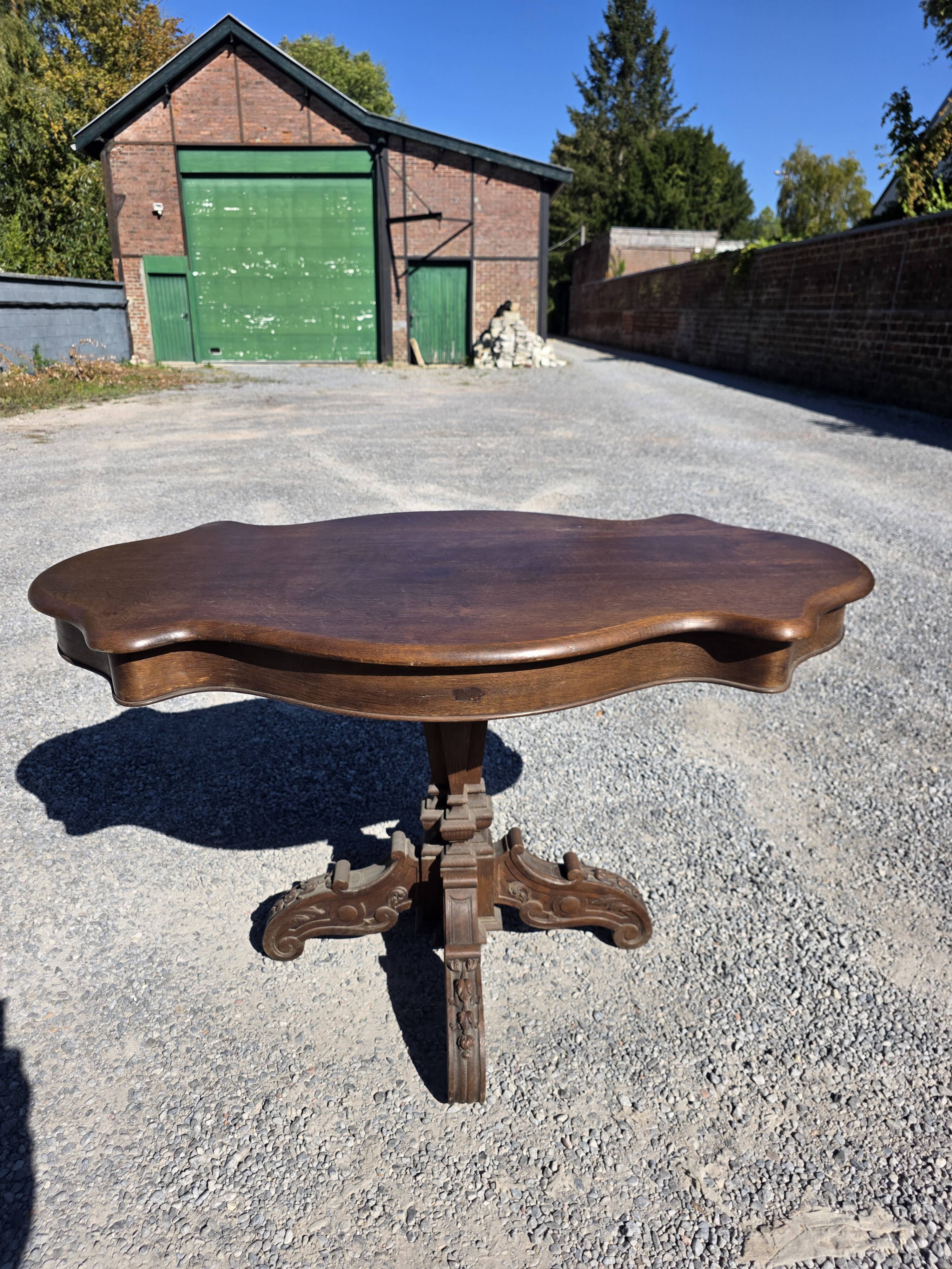 Antique round table in solid oak