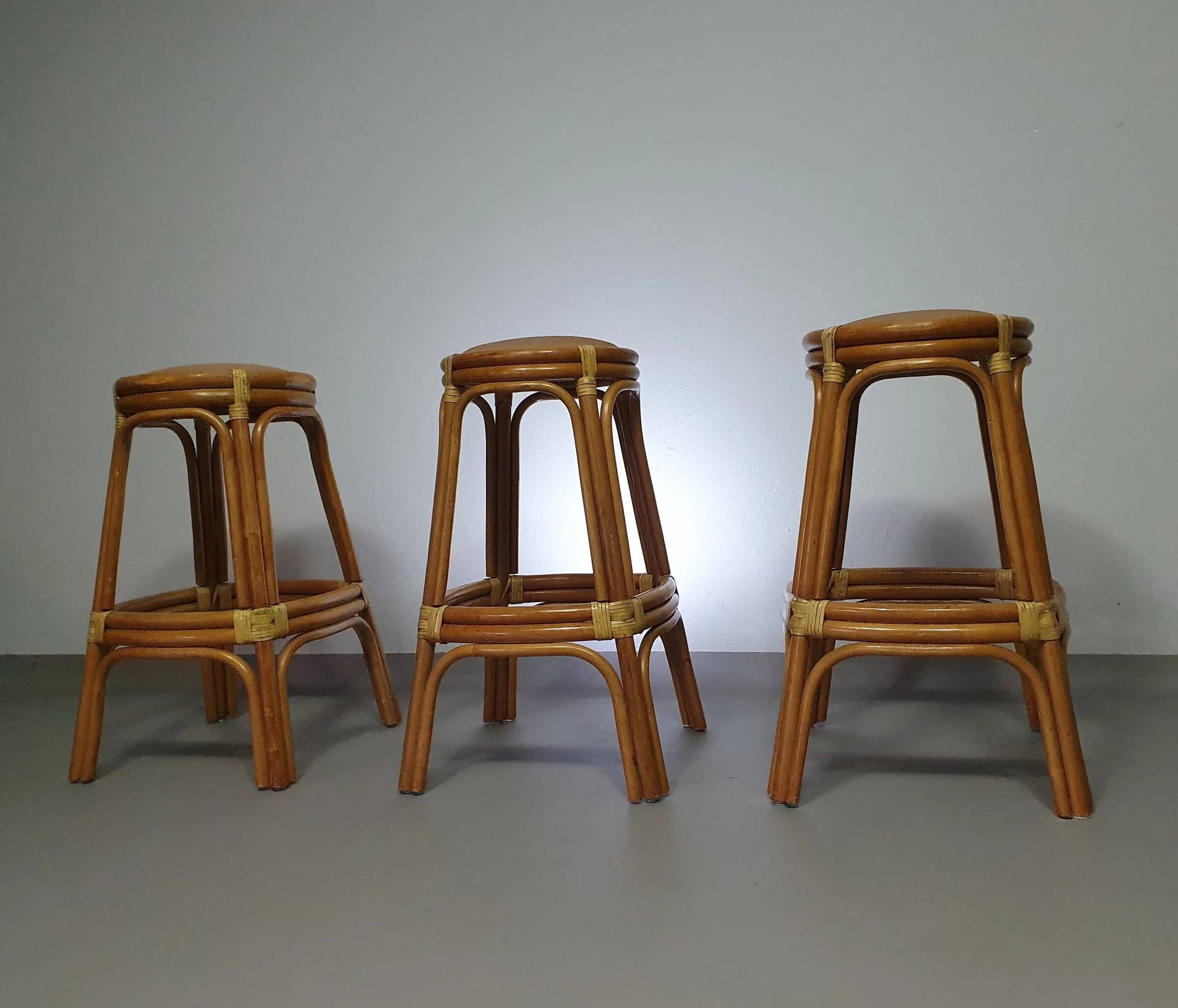 3 x tabourets en bambou avec lacets en cuir / années 70