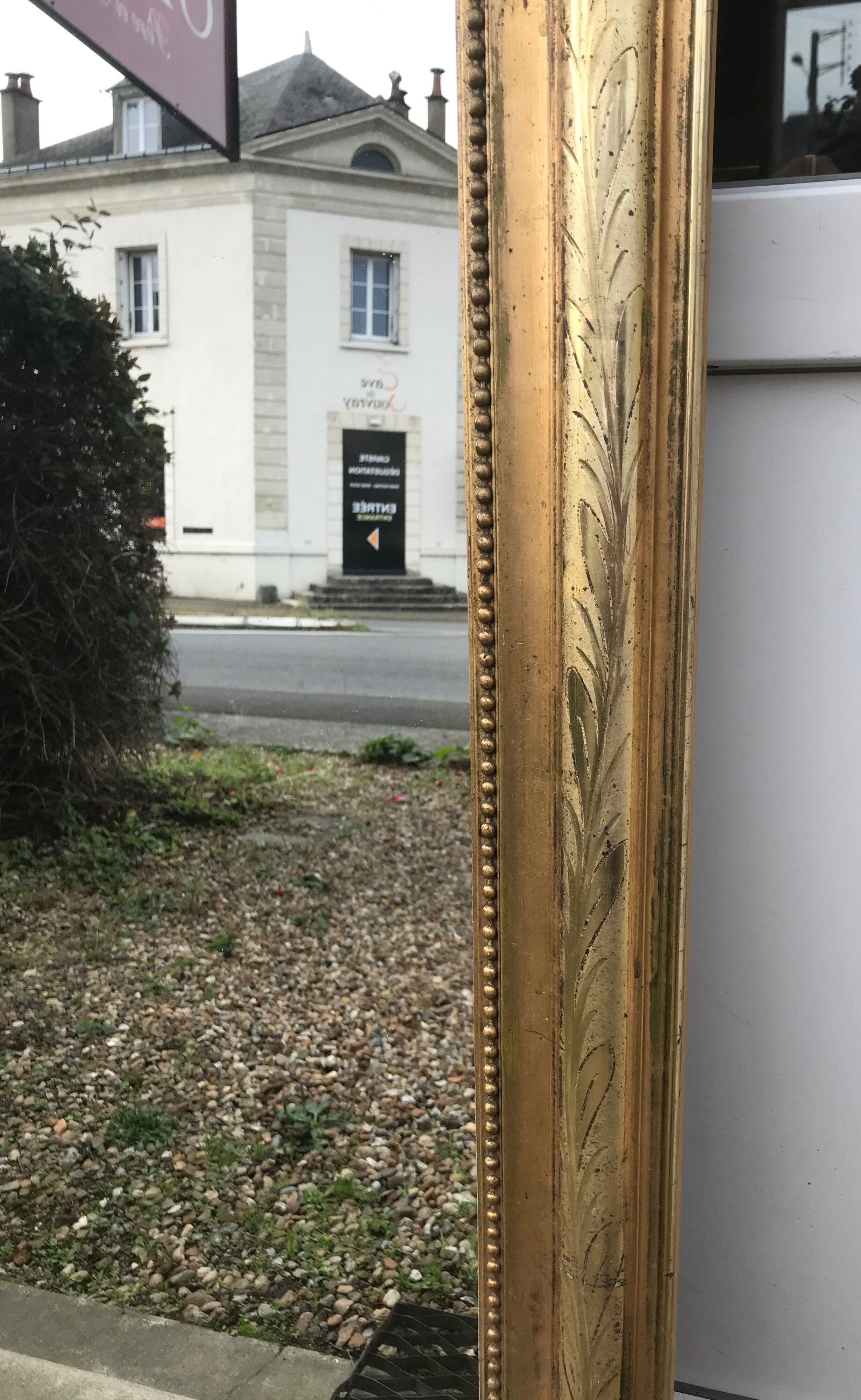 Mirror with a golden leaf pediment, 151x90cm