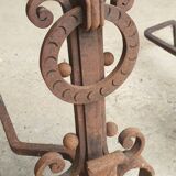 Paire De Chenêts En Fer Forgé Avec Ornementations Raffinées - XXè