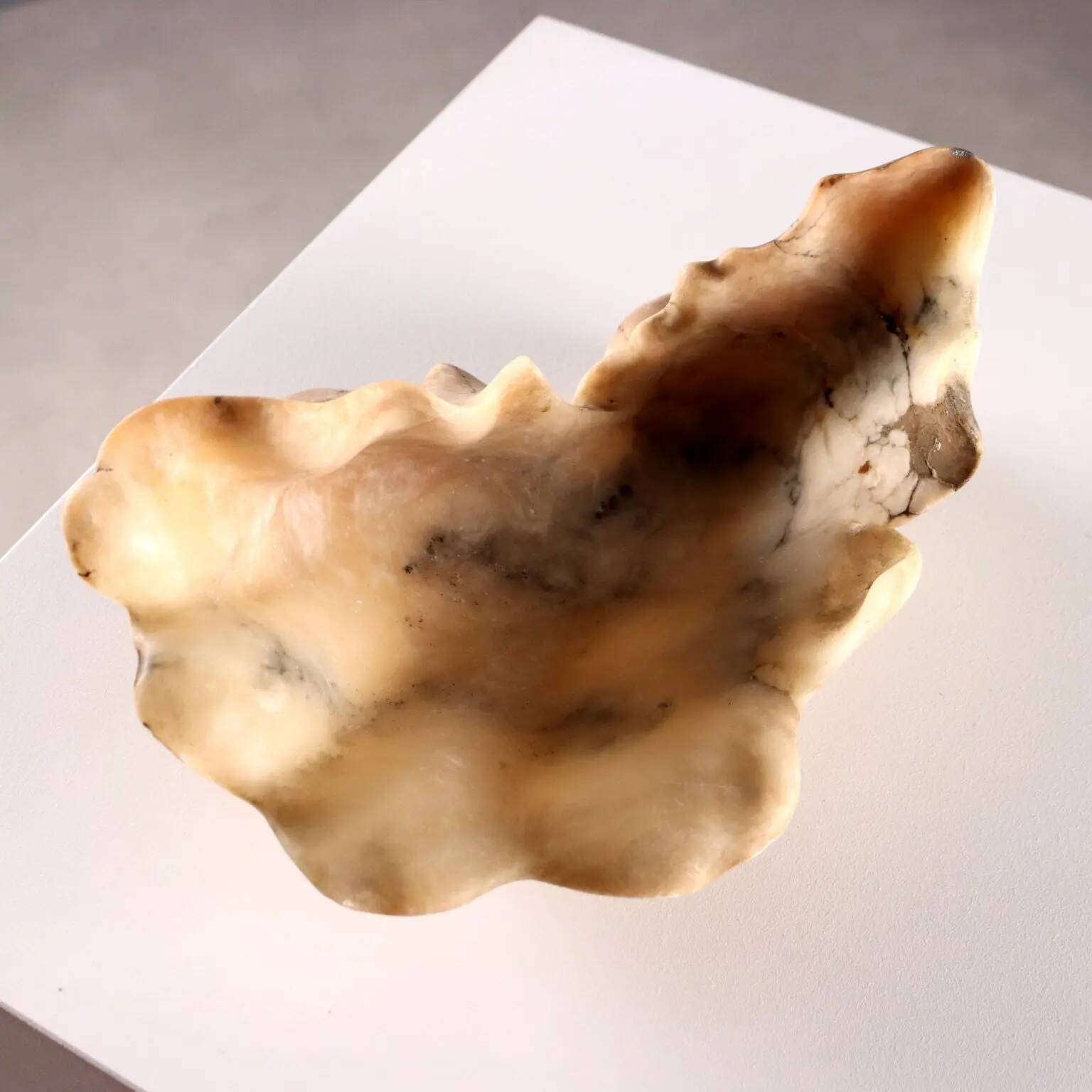 Antique alabaster centrepiece in the shape of a shell, 19th-20th century.