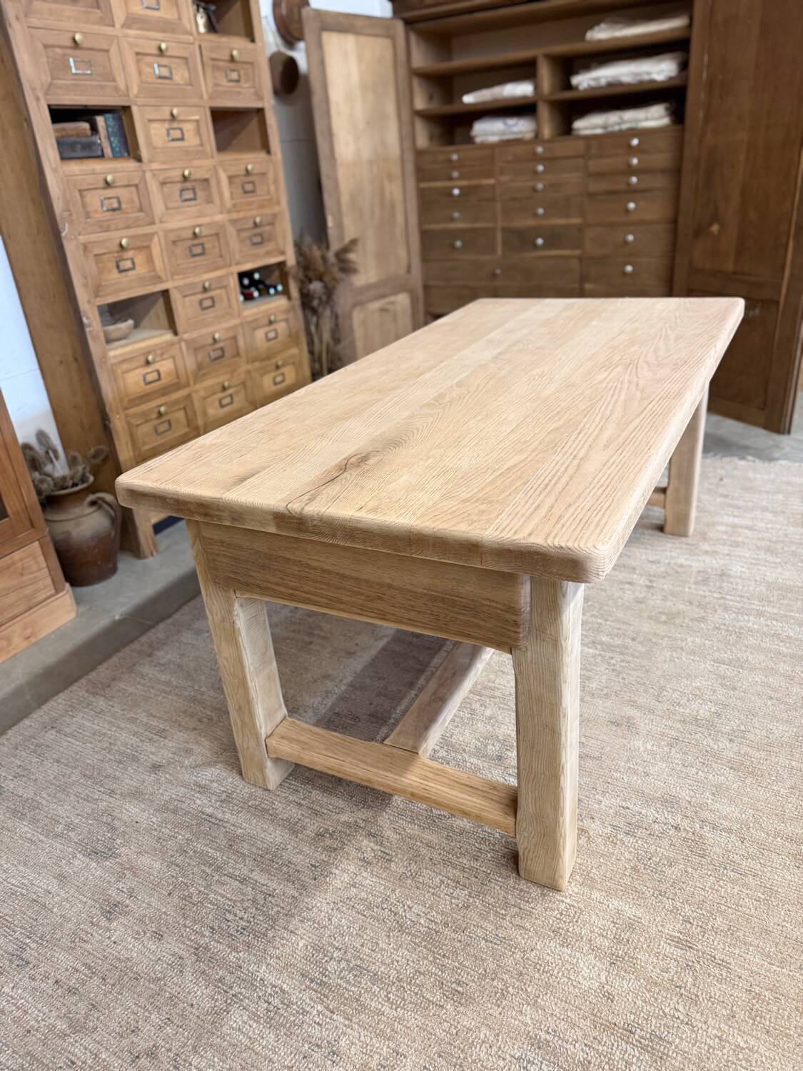 Solid oak table with 2 drawers
