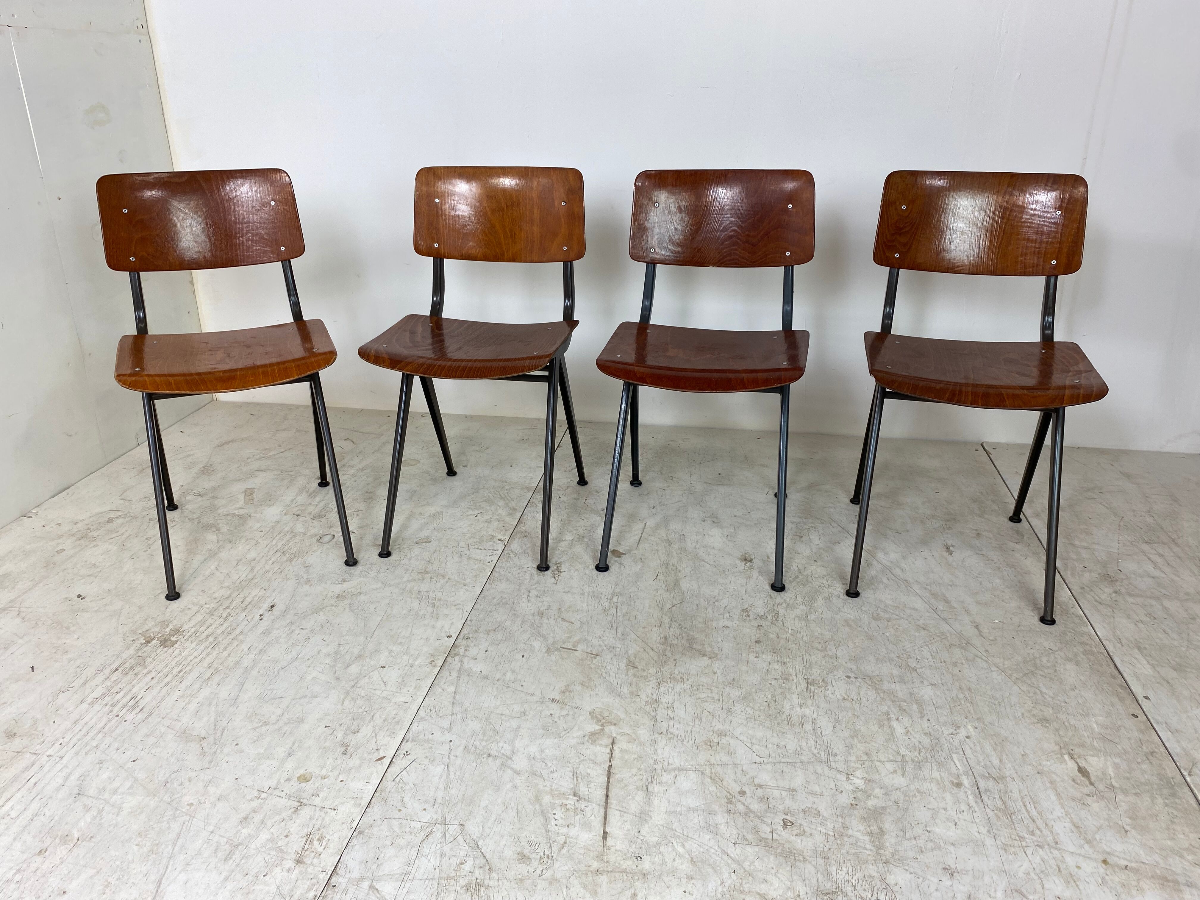 Ensemble de 4 chaises industrielles du milieu du siècle de Marko