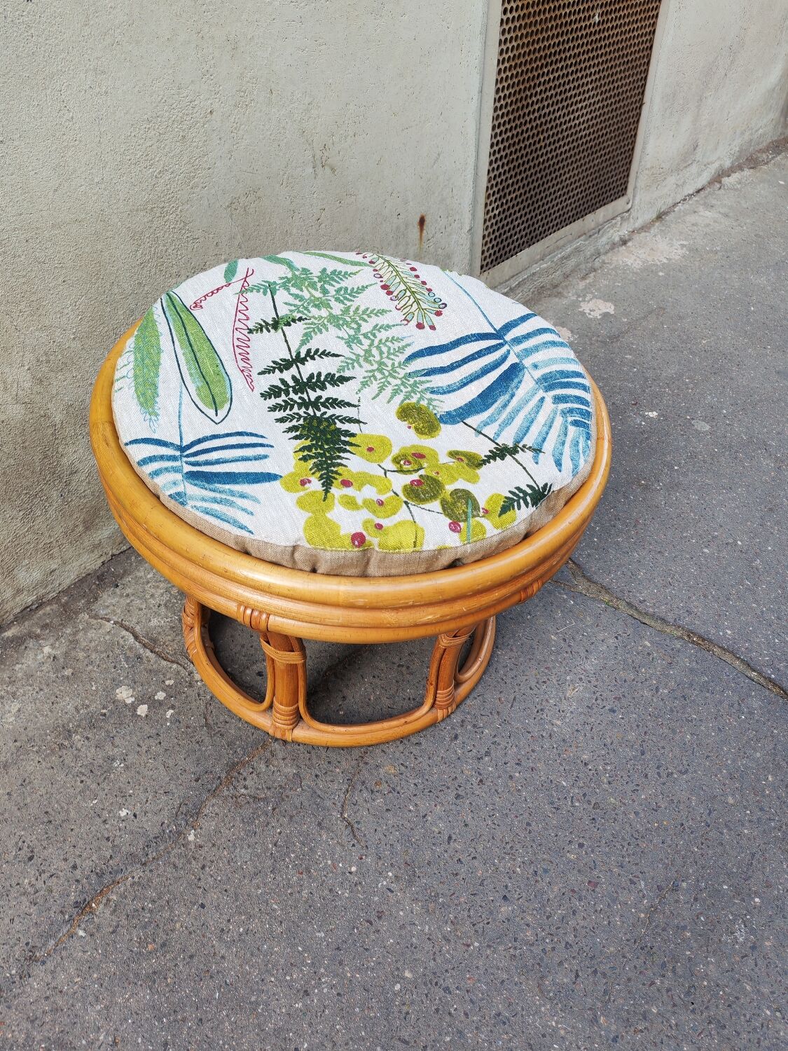 Vintage bamboo pouf