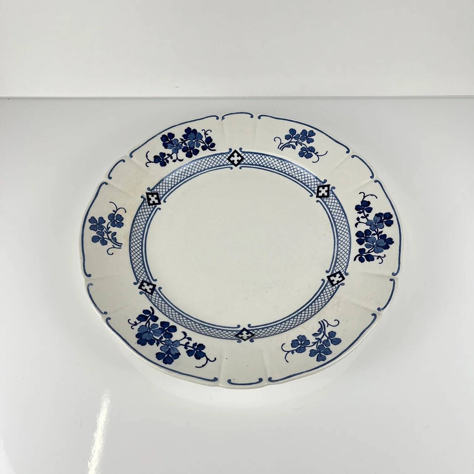 Round plate Terre de Fer KG Lunéville, model "Jane", blue, 1890-1915