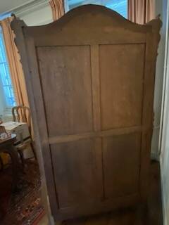 Large wooden display cabinet in Louis XV/rococo style with a strongly curved front.