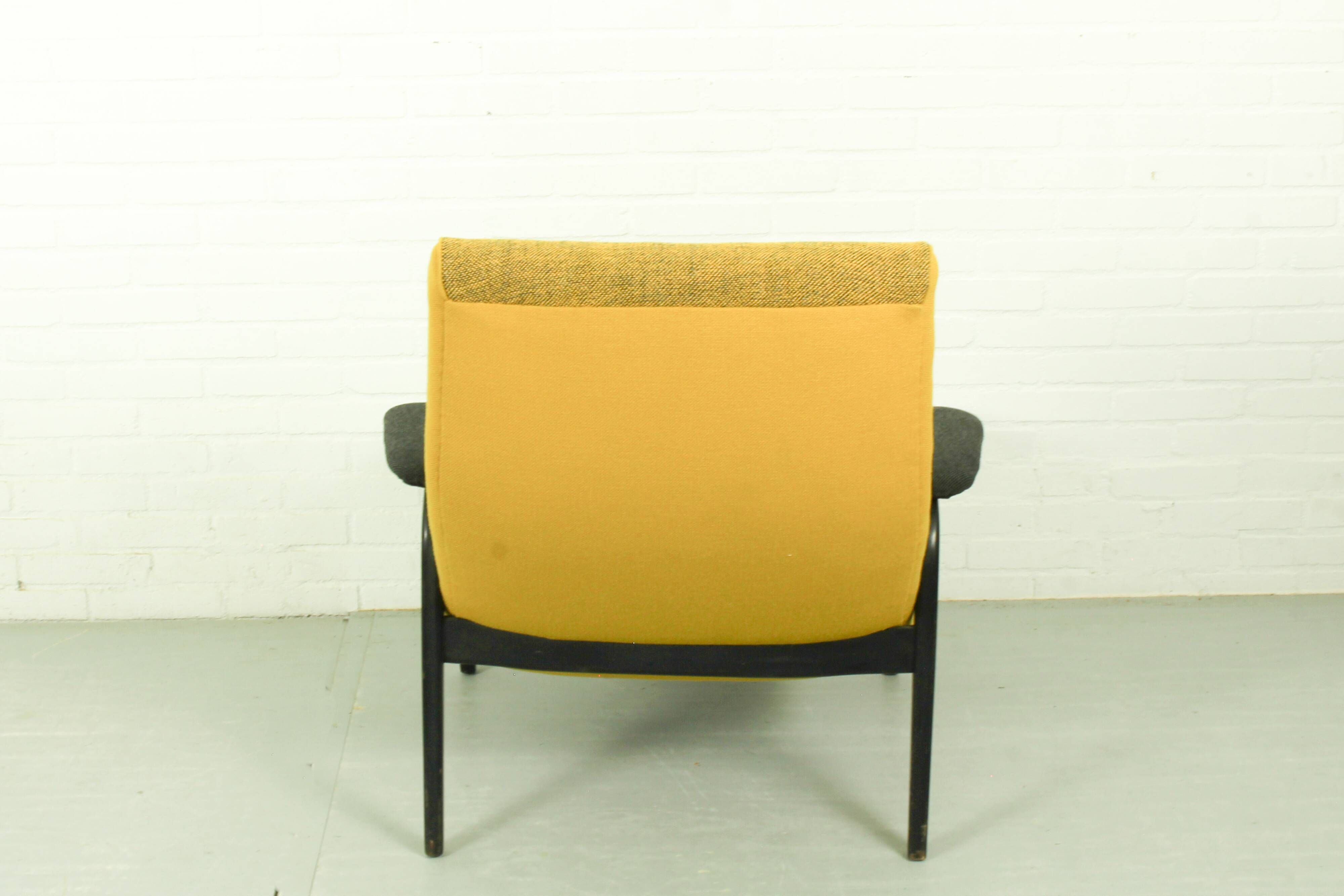 Theo Ruth pour les chaises Artifort Modèle 107 et 137 en Hallingdal Kvadrat.