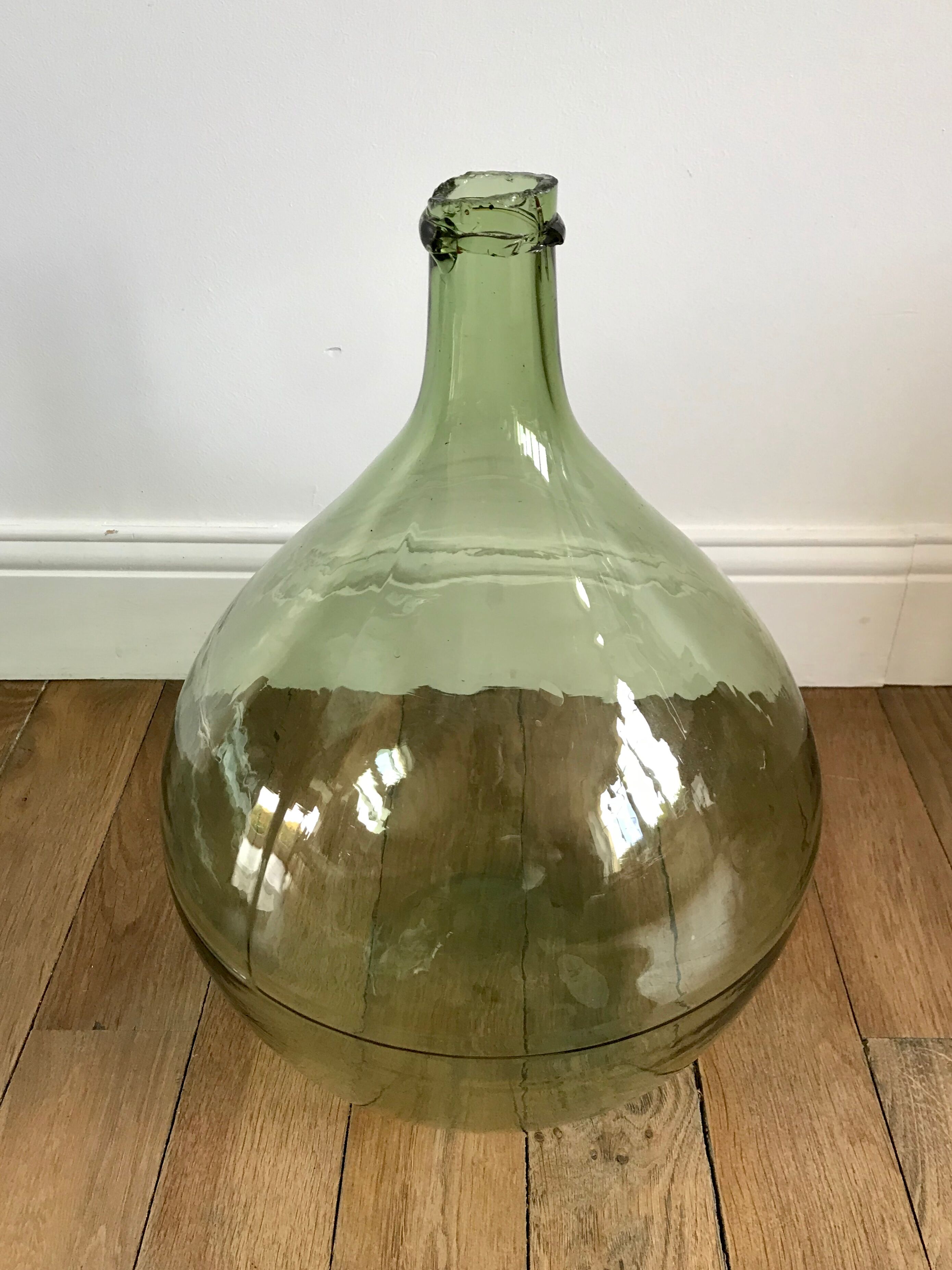 Old lady-jeanne in green glass