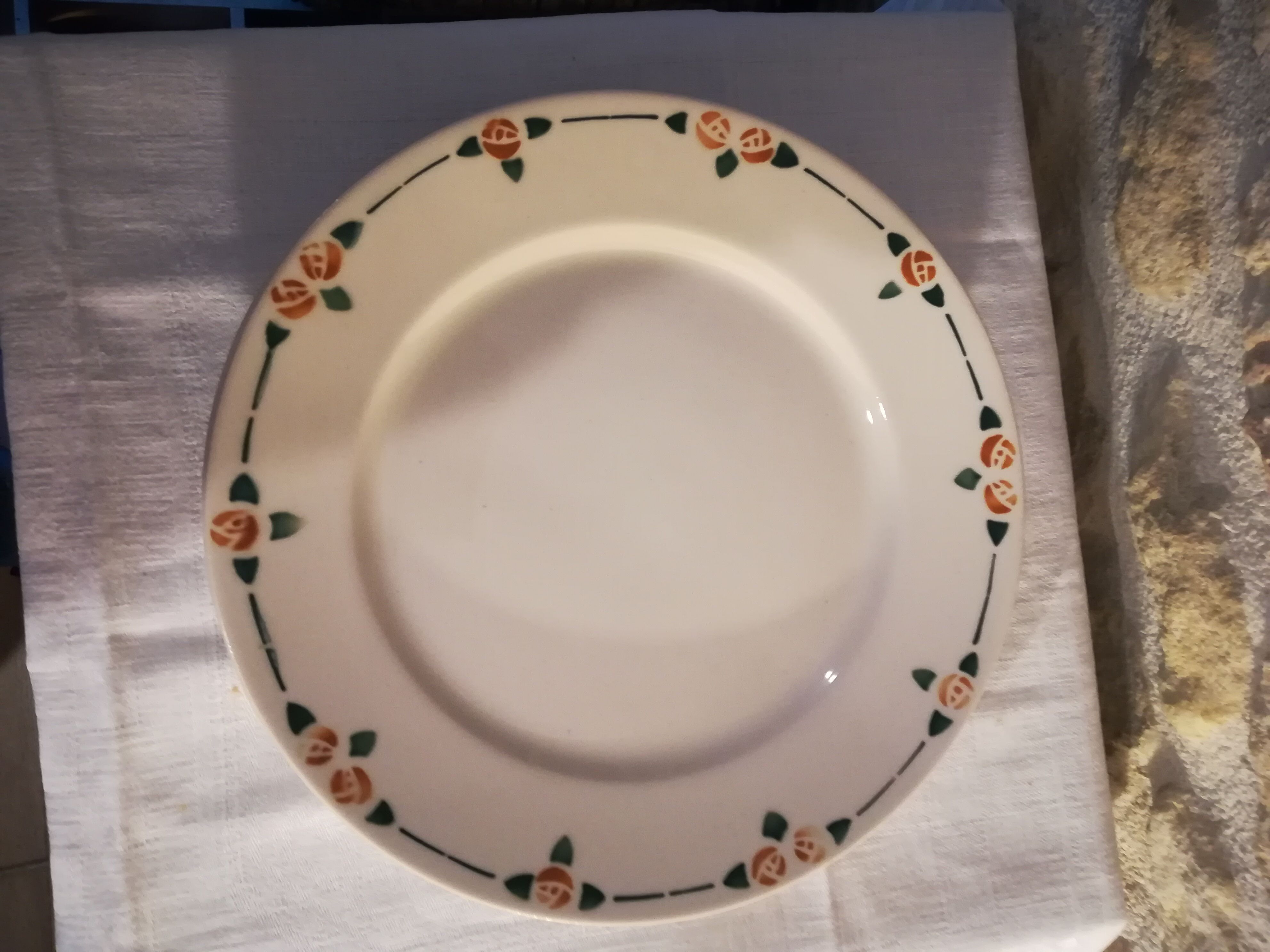 Six flat plates in faince Badonviller stylized flowers ochre and green