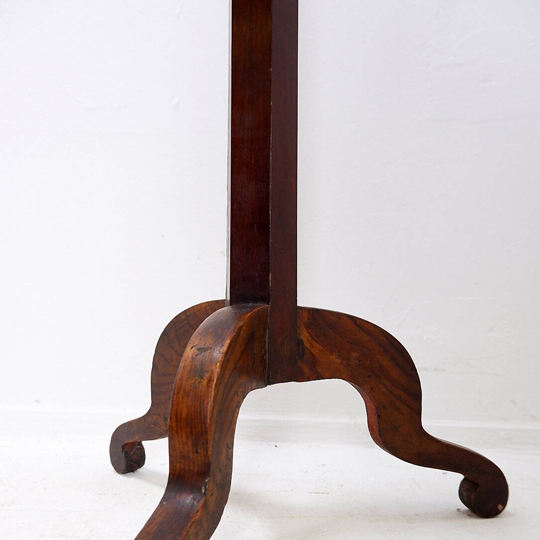 Porte-manteau ou chapeau vintage en bois sur trépied