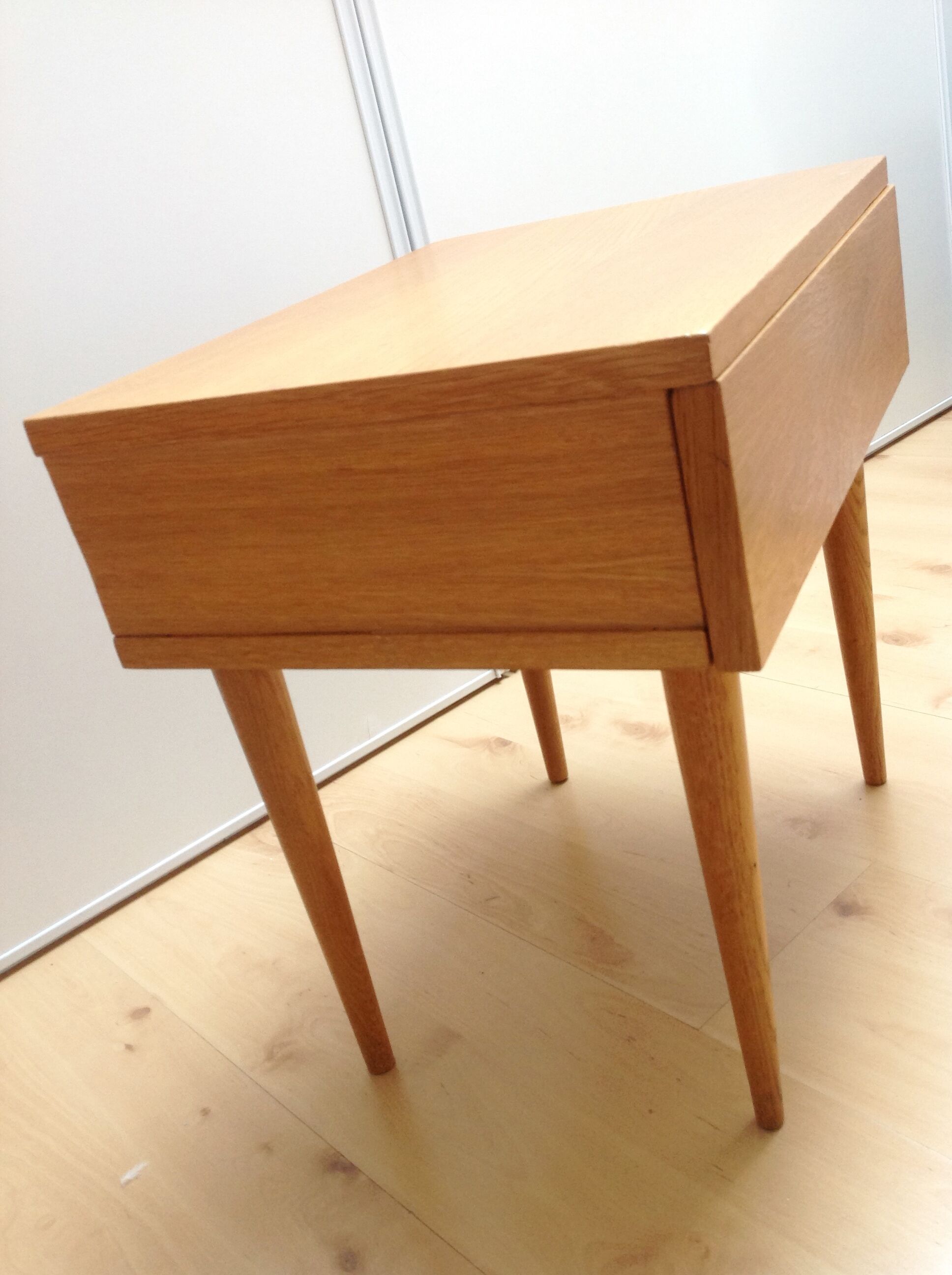 Table de chevet en bois verni style scandinave / vintage années 60-70