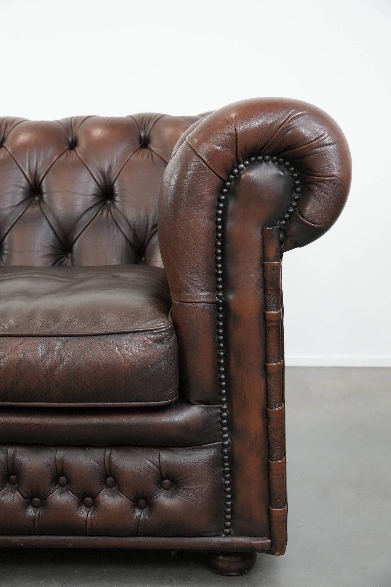 Dark brown cow leather vintage 2-seater Chesterfield sofa in English style