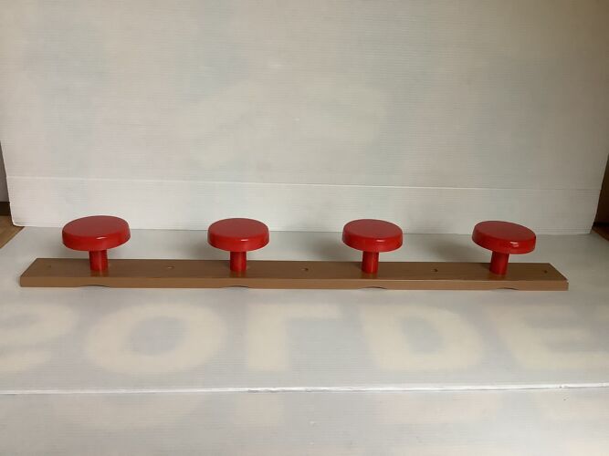 Old coat rack grosfillex red and beige