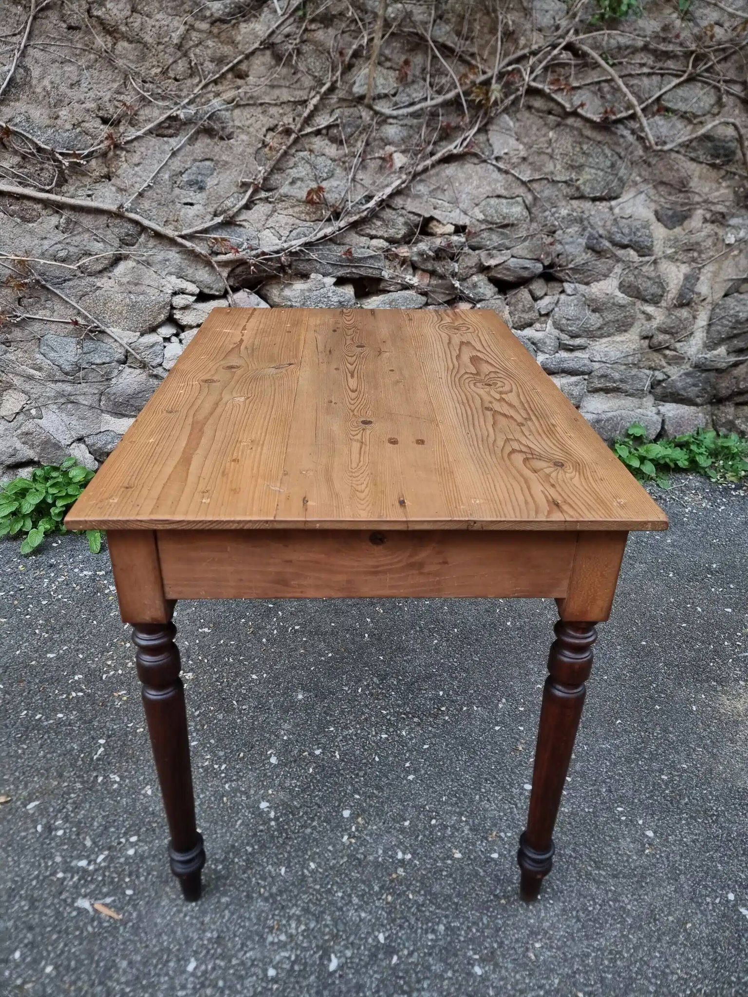 Vintage pine table with drop-leaf extension and turned beech legs, France, 1930s.
