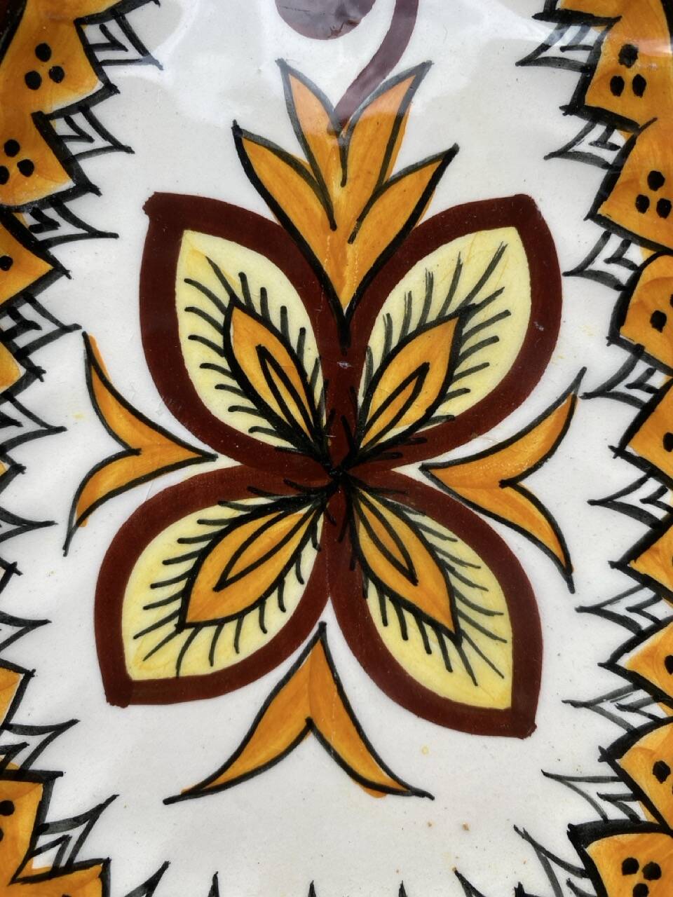 Small wall plate in Henriot Quimper earthenware, floral decoration.