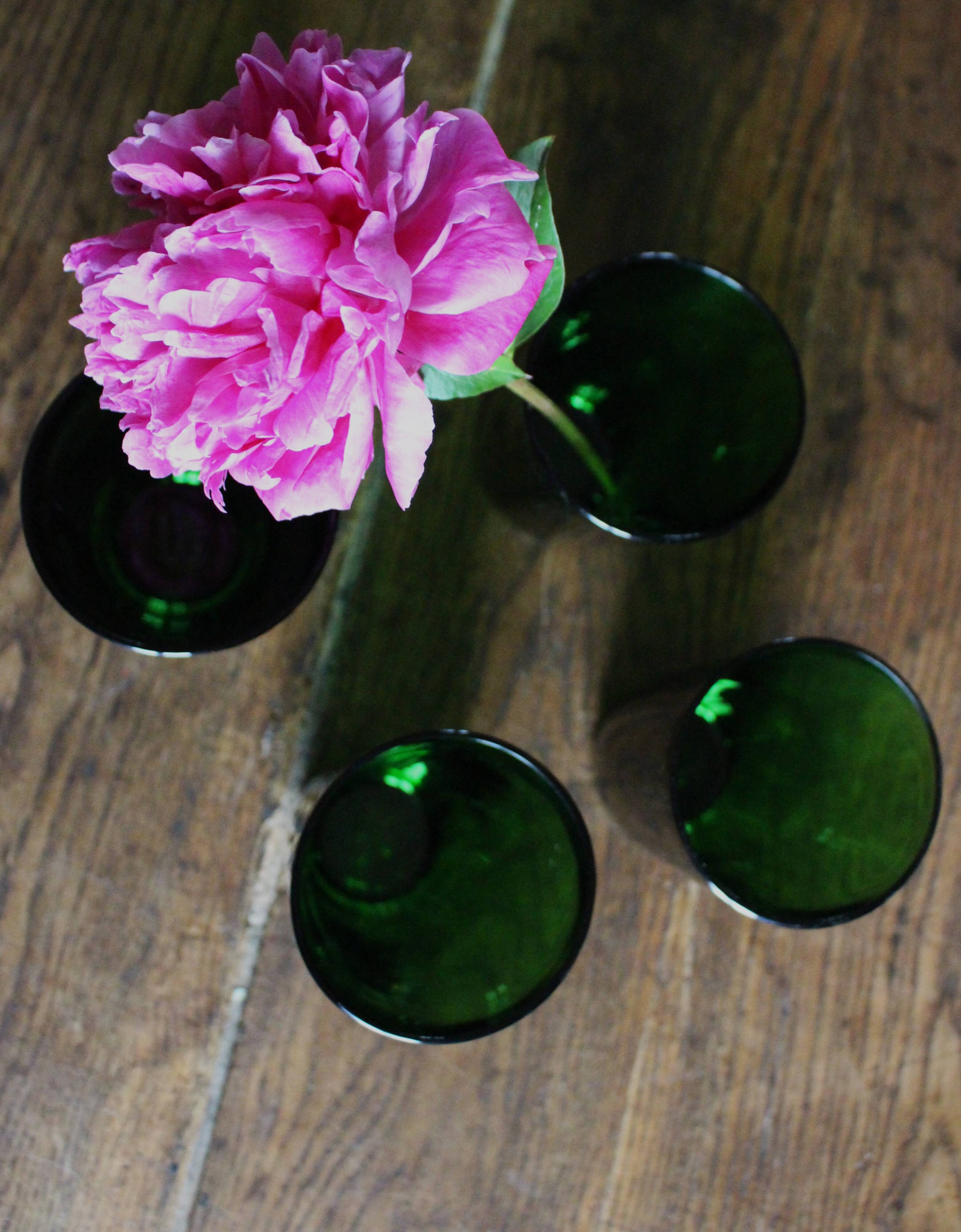 Un lot de 4 grands verres Vereco vert vintage