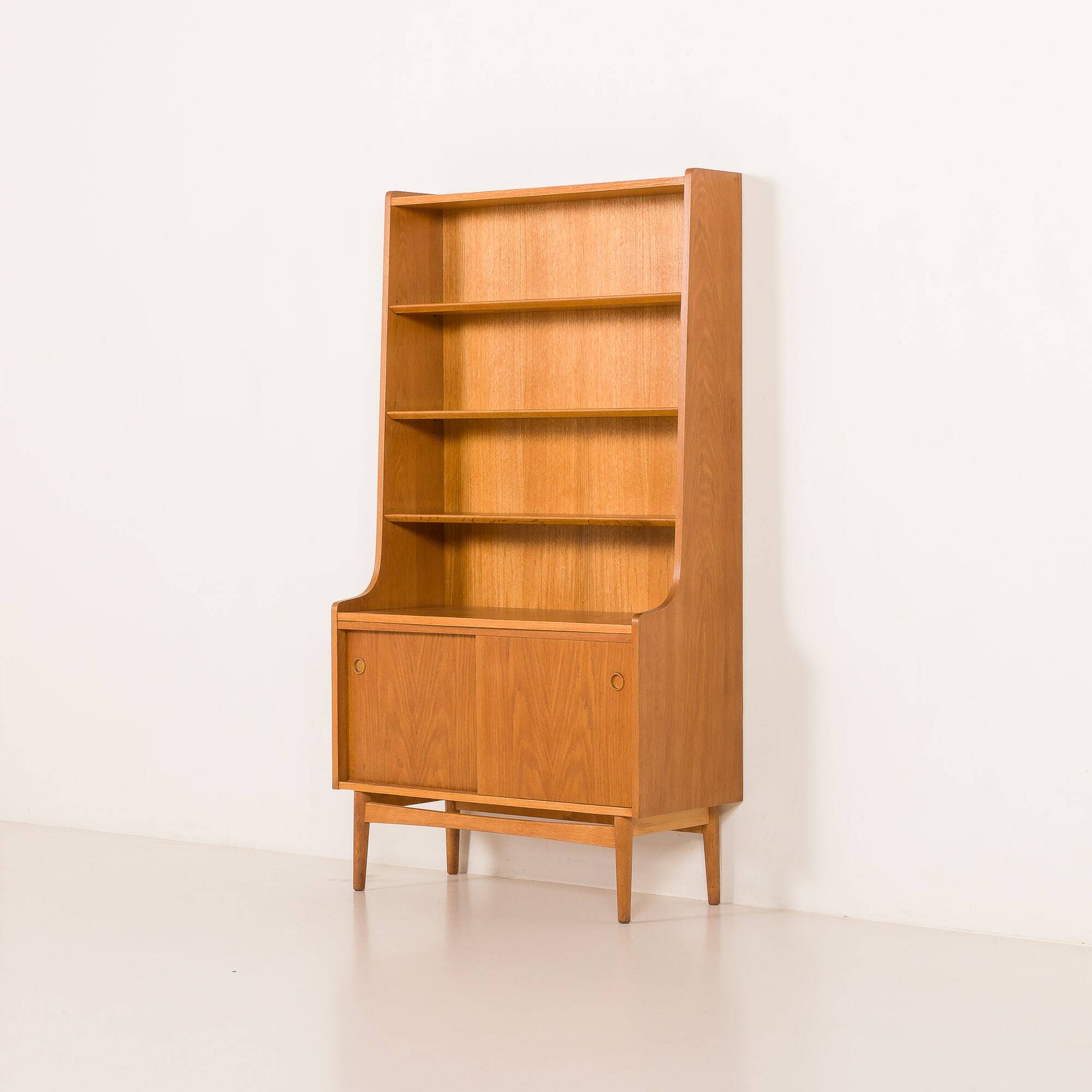 Bibliothèque en chêne Johannes Sorth pour Nexo, Bornholm, Danemark, années 1960.