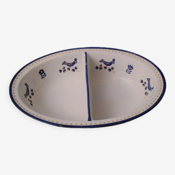 Deep dish with central handle in white porcelain. Blue Chicken Patterns.