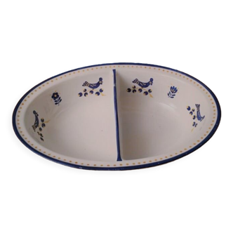 Plat creux avec poignée centrale en porcelaine blanche. Motifs Poulettes bleues.