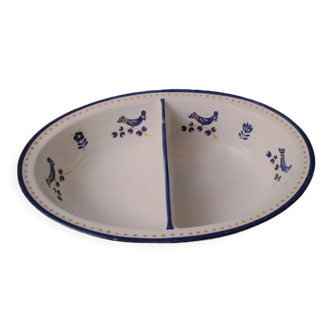 Deep dish with central handle in white porcelain. Blue Chicken Patterns.