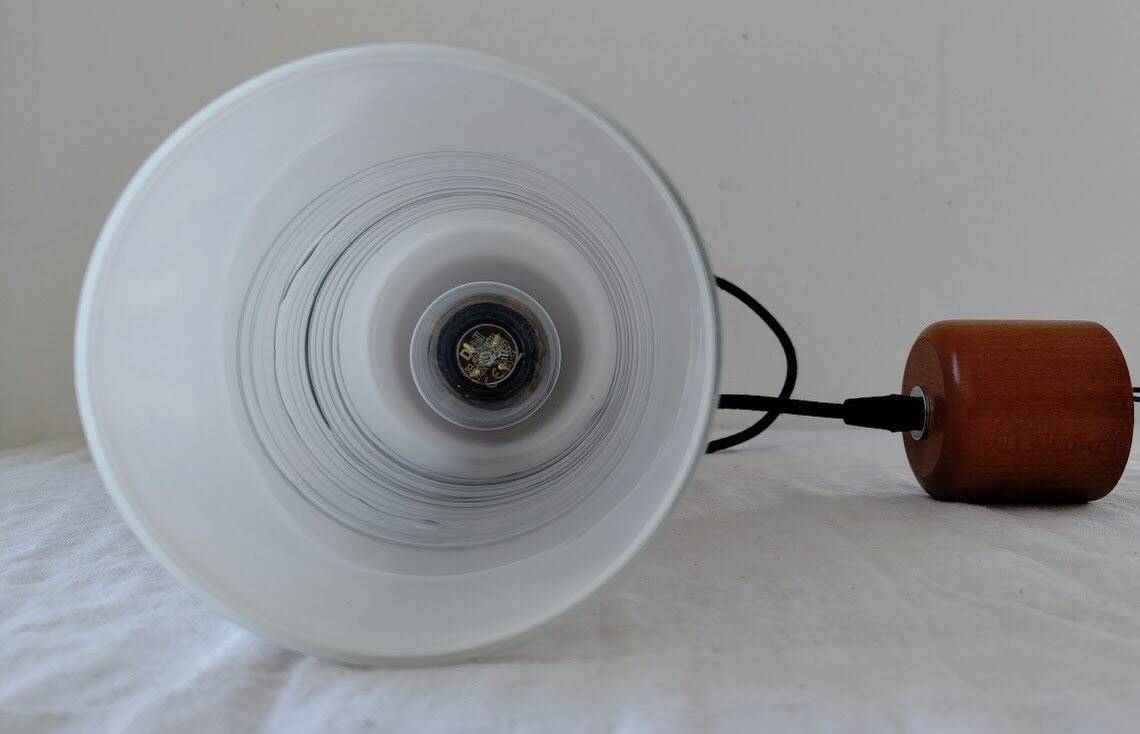 Suspension cylindrique en opaline zébré verre et teck vernis