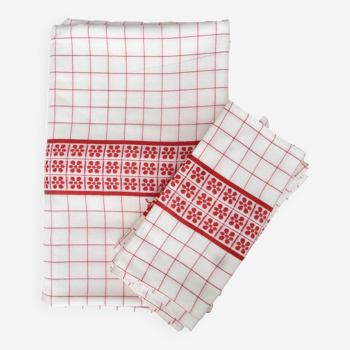 White and red embroidered tablecloth and eight matching napkins, 200x150cm