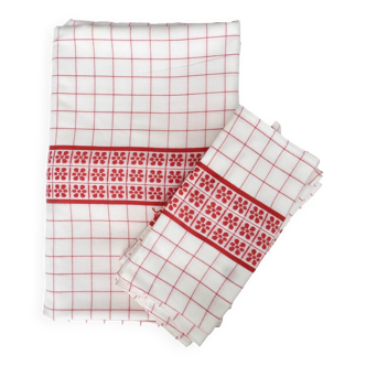 Nappe brodée blanche et rouge et huit serviettes, 200x150cm