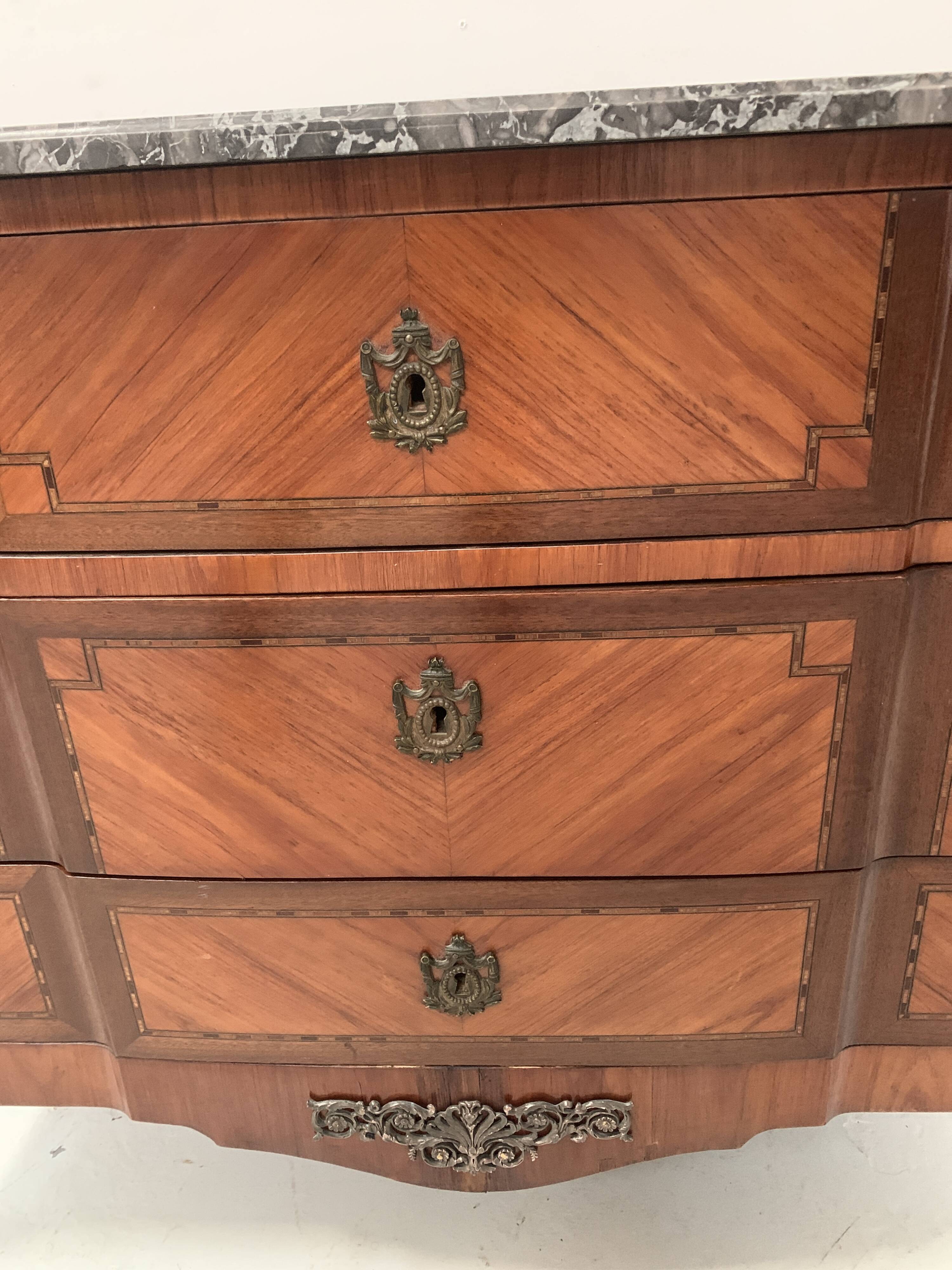 Transition style chest of drawers in mahogany and rosewood, 20th century