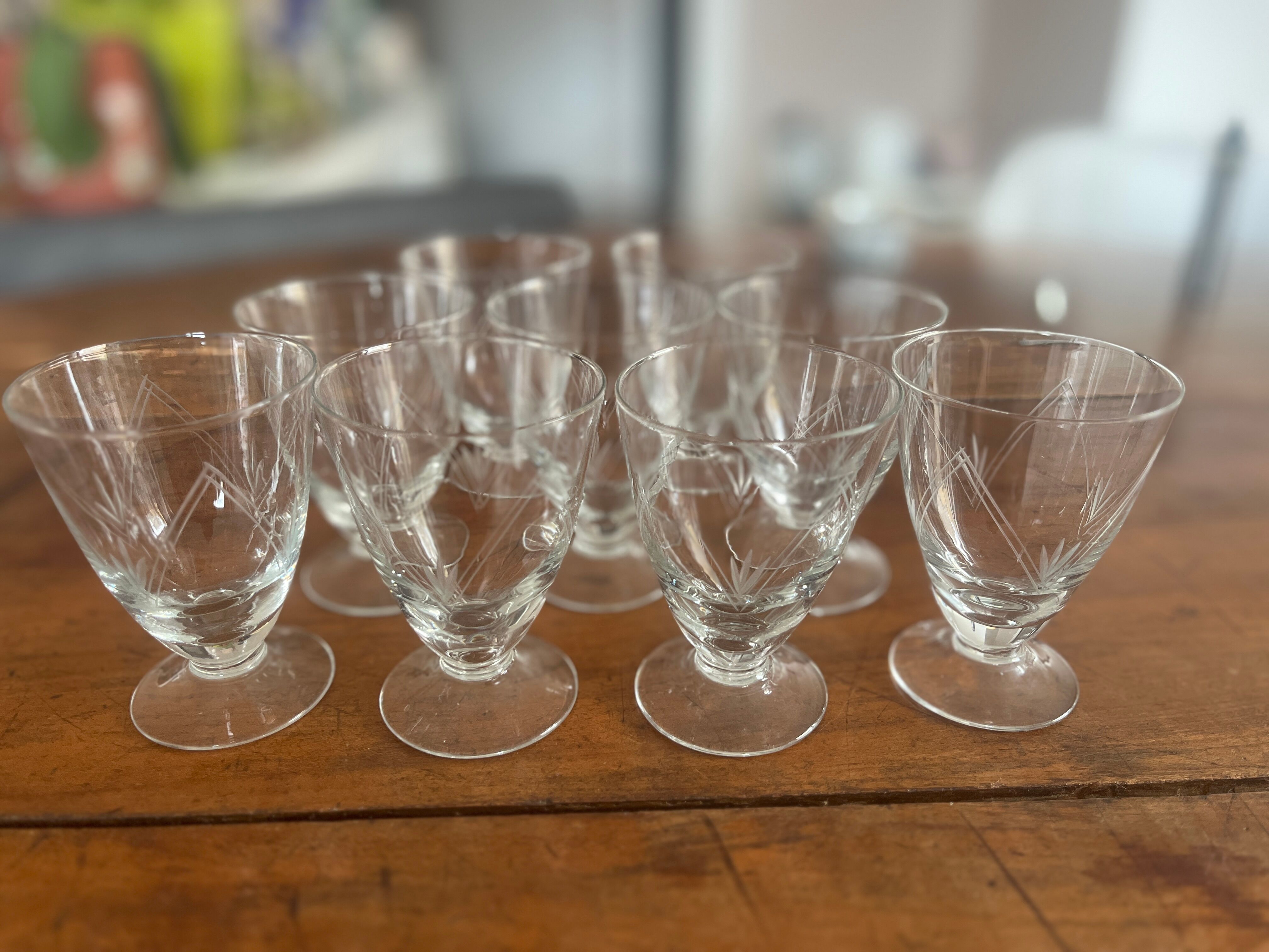 Set of 9 vintage French engraved glasses - 1950s/60s - art of the t