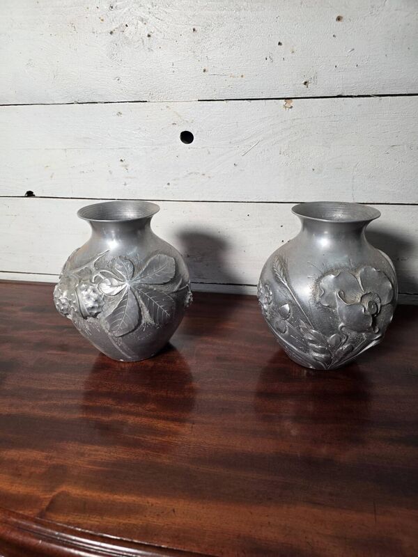 Paire de vases Art Déco en  aluminium Signée