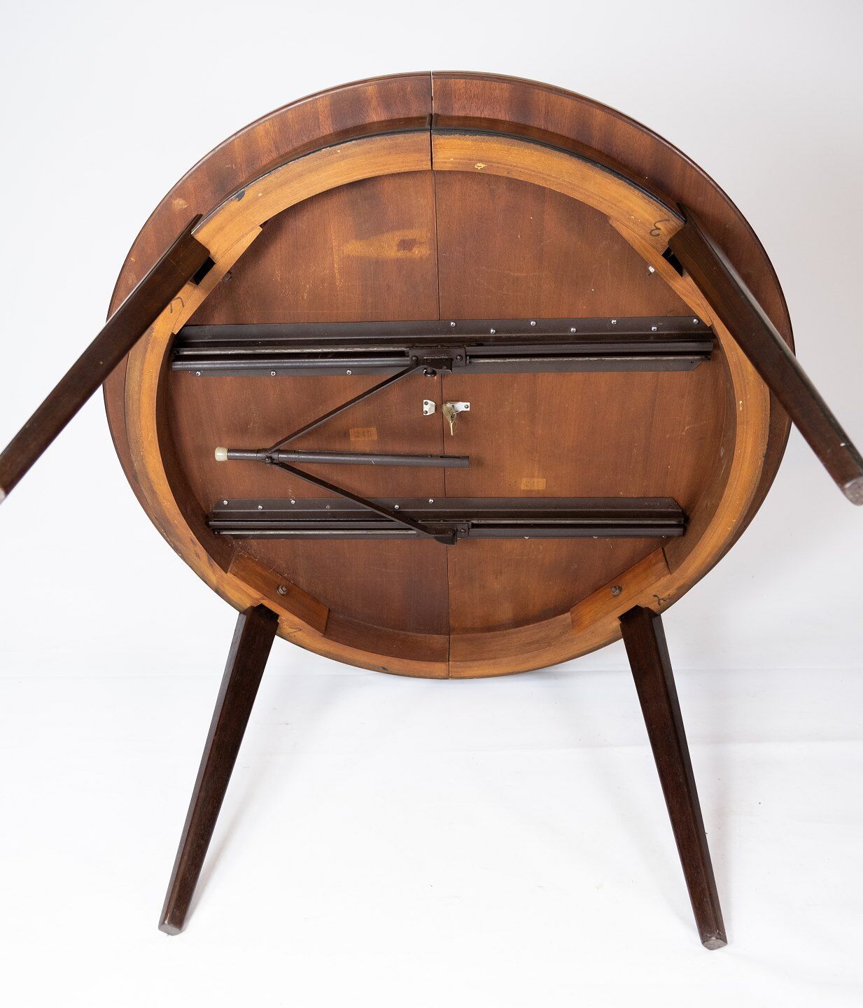 Table à manger en bois de rose conçue par Omann Junior à partir des années 1960.