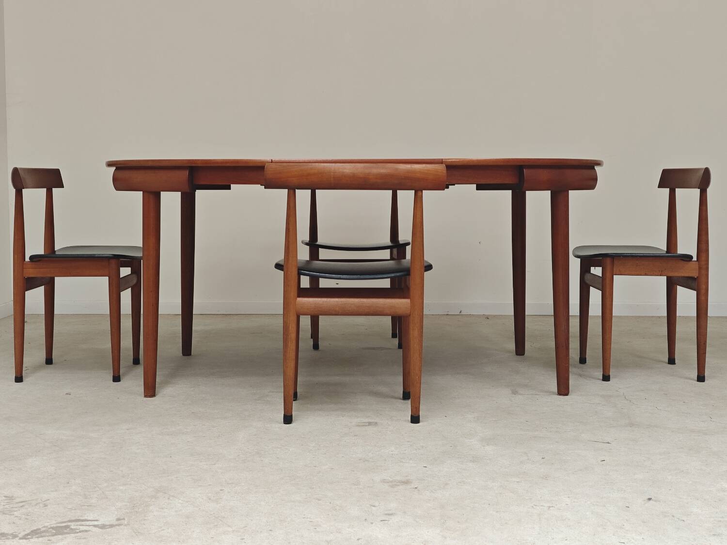 Dining table and 4 chairs by Hans Olsen for Frem Rojle Denmark.