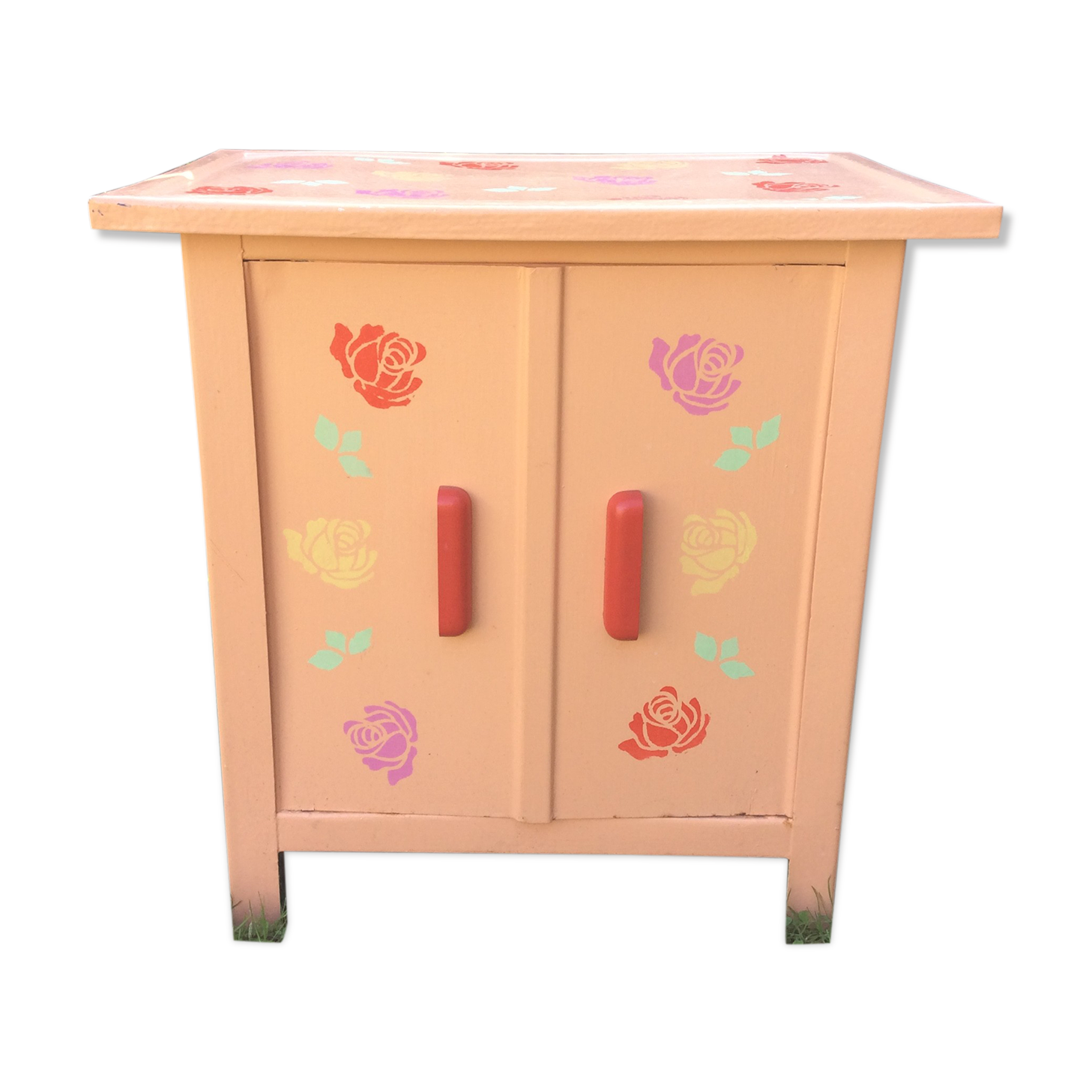 Small vintage buffet with 2 doors in painted sheet metal.