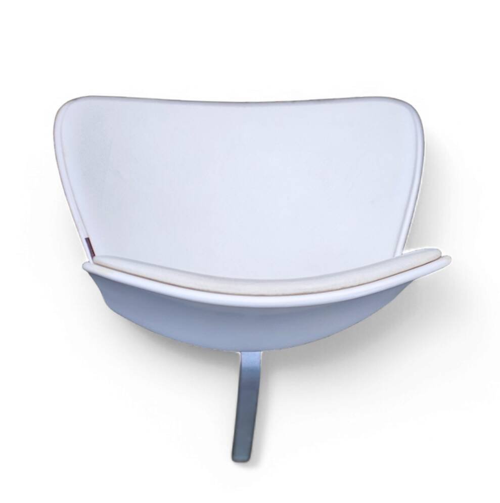 Designed by Poul Kjærholm / 1978/2007  White shell / white leather