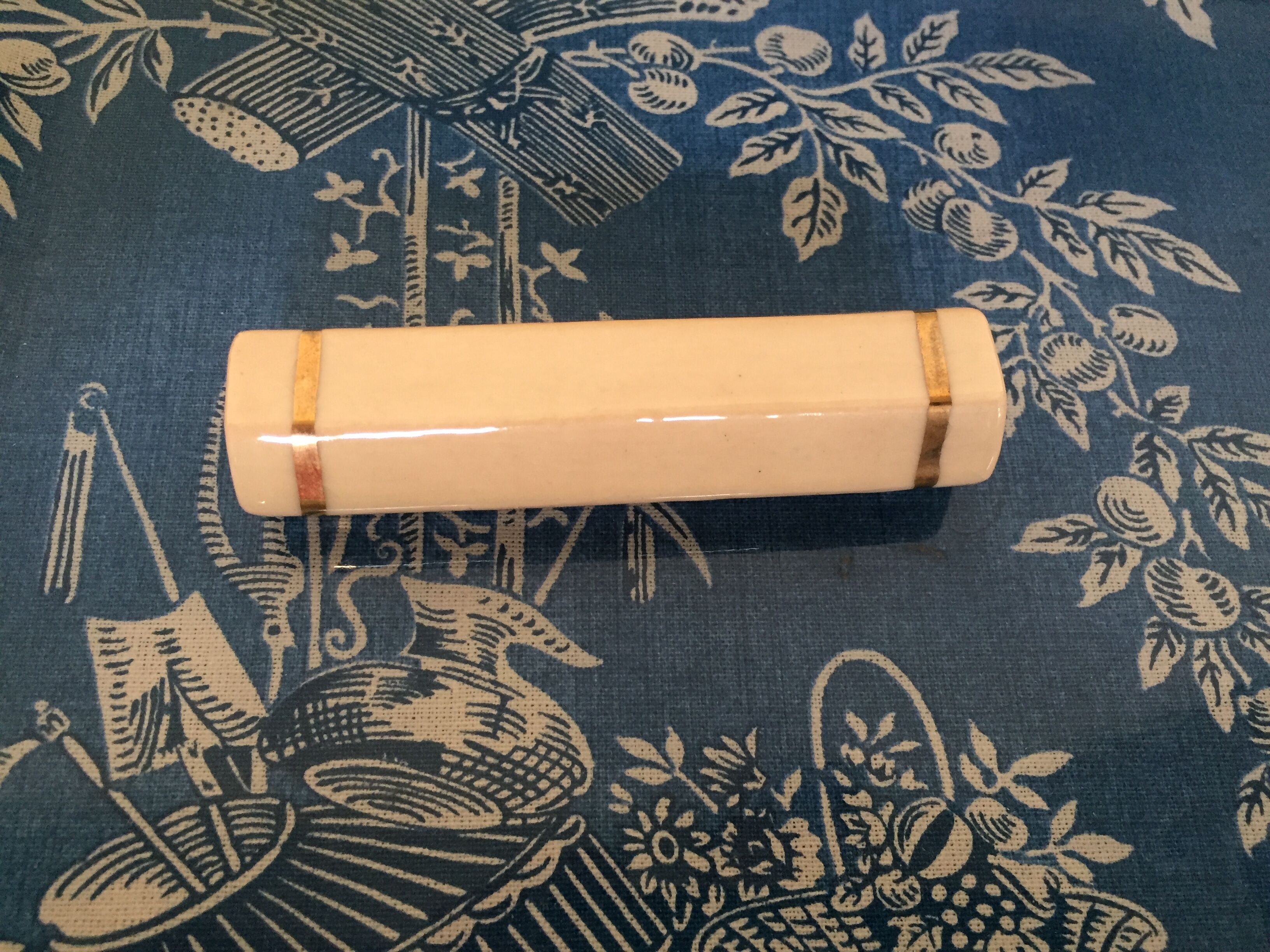 Wears pink beige ceramic knives Art Deco era