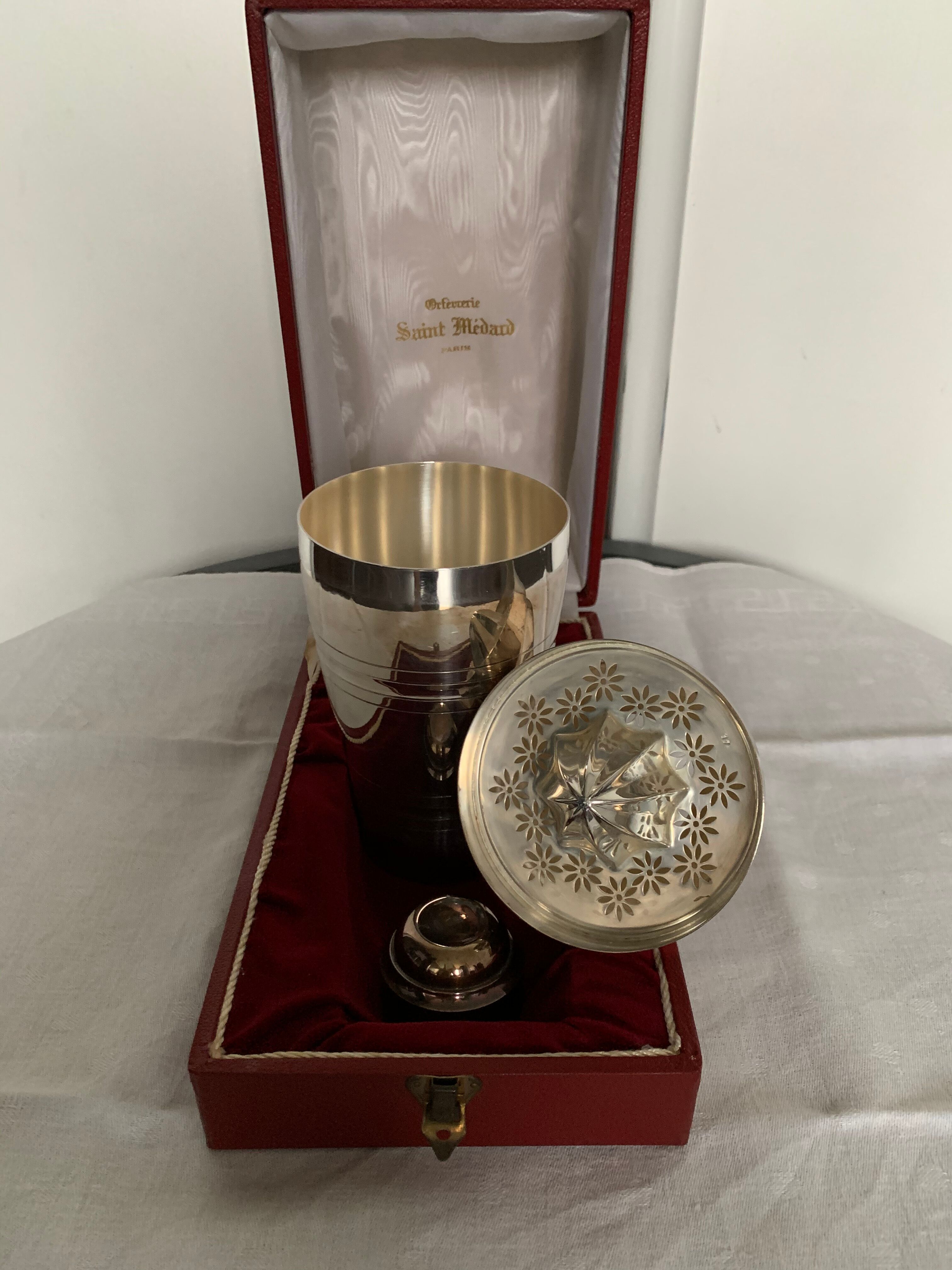 Silver metal shaker - St Medard goldsmith