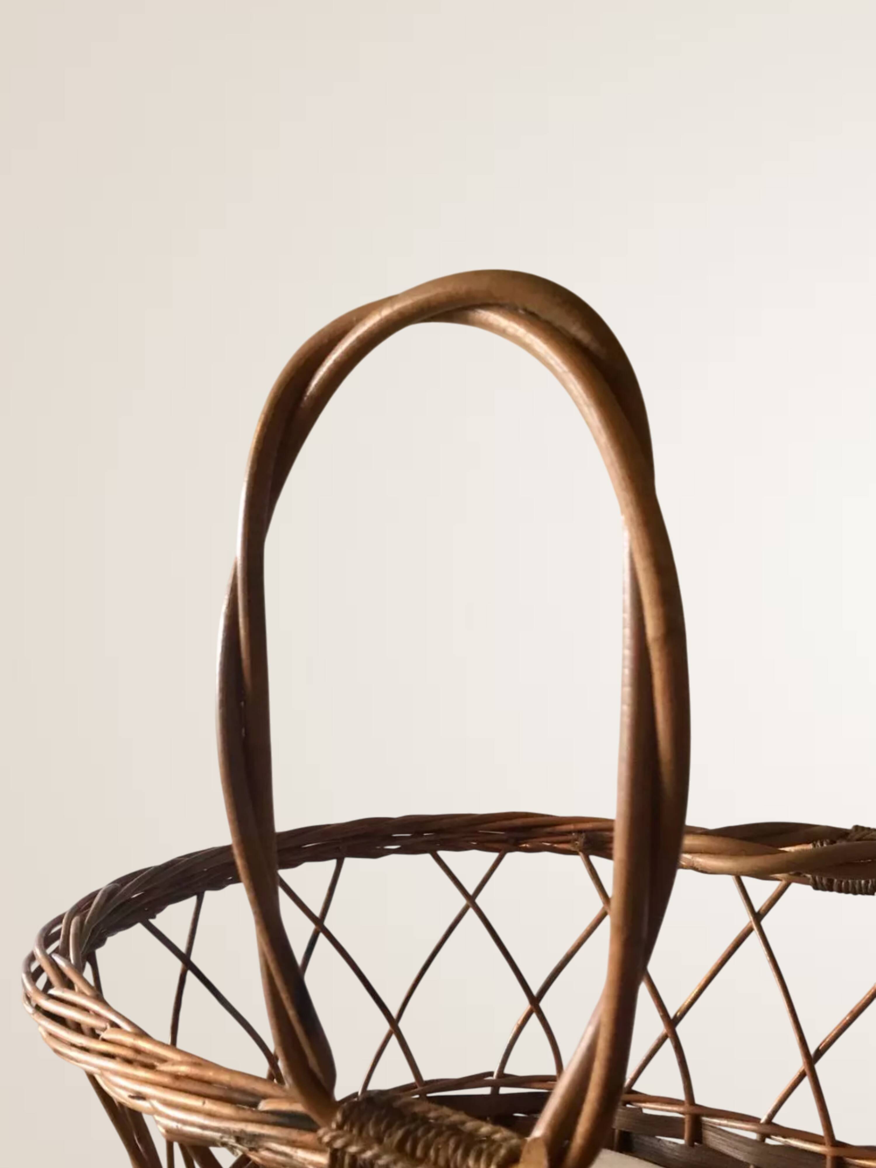 Woven wicker bassinet