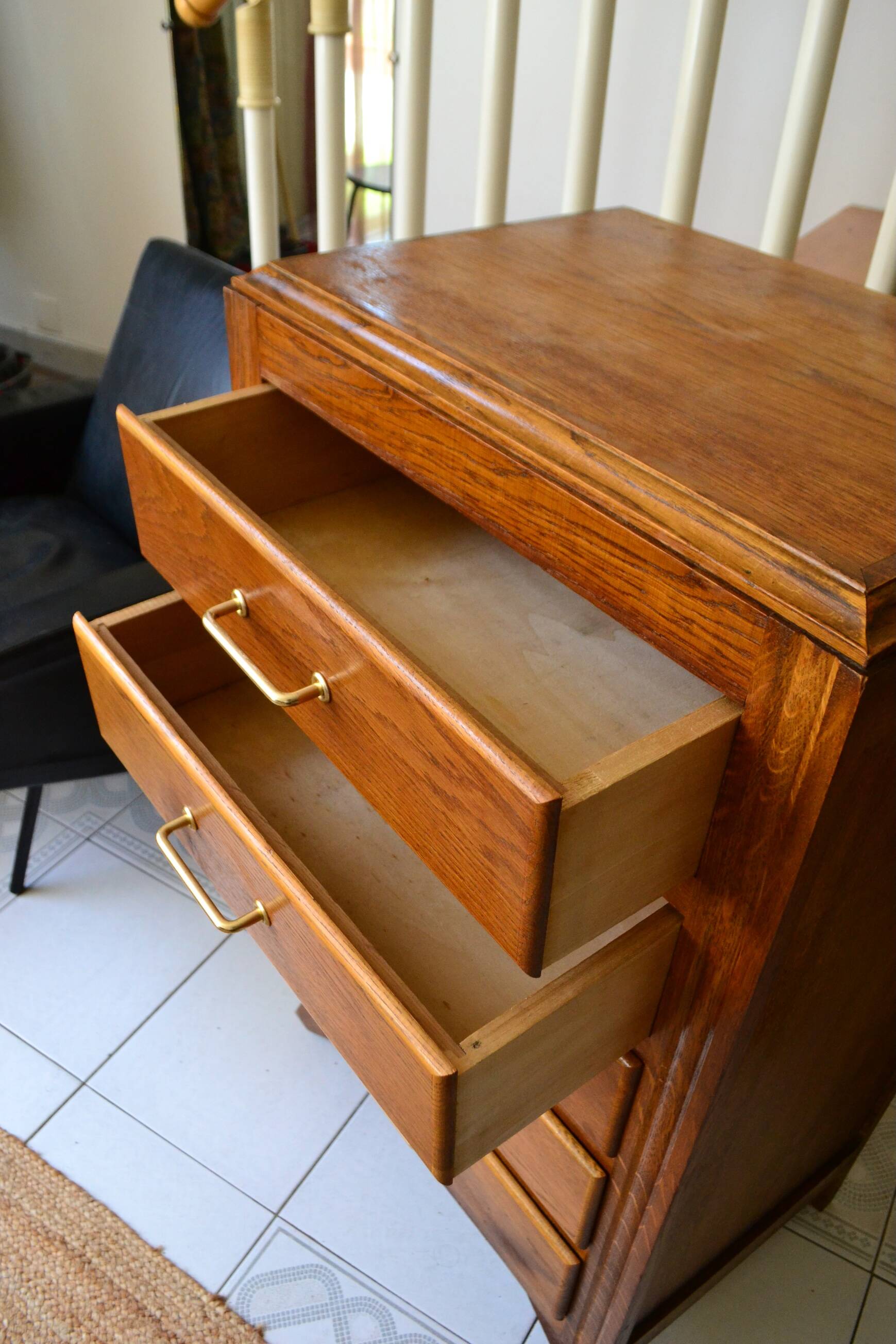 Chiffonnier vintage en chêne pieds compas