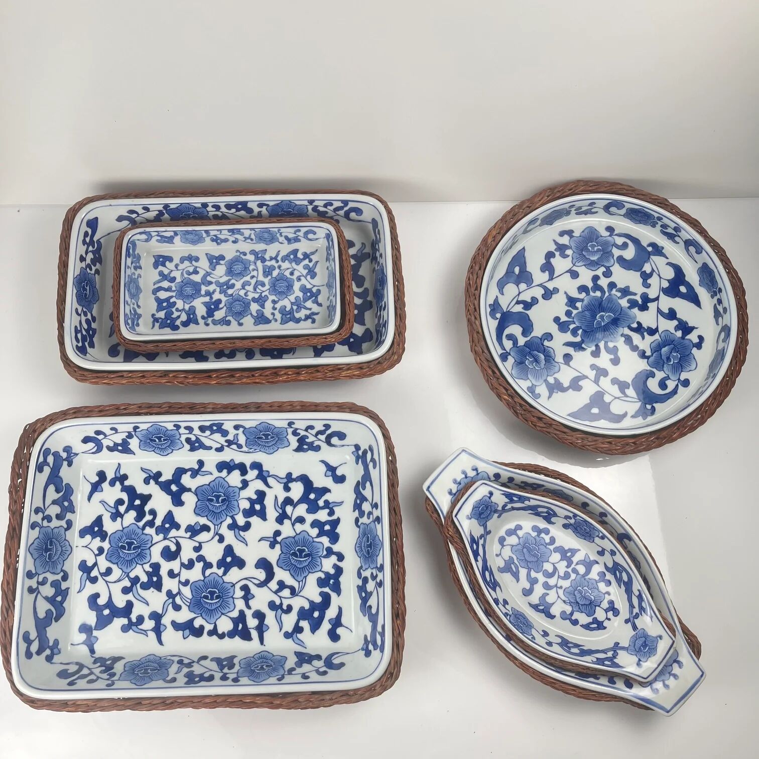 Set of 6 ceramic presentation plates in white and blue, floral pattern with woven wicker frame, 1970s/80s.