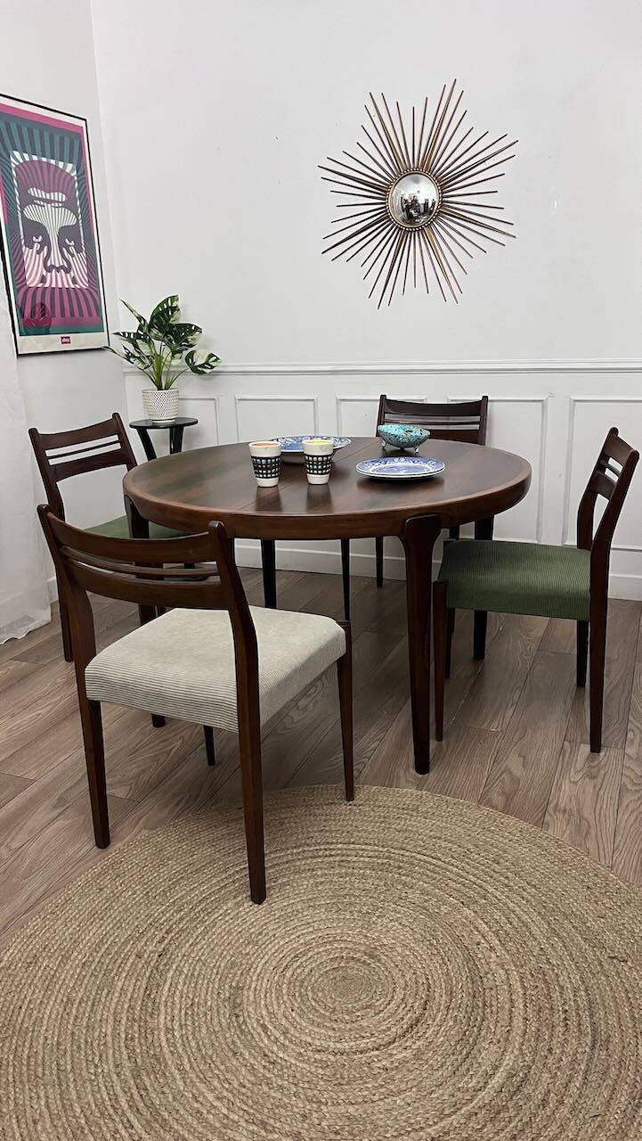 Dining table in rosewood, for 4 to 6 people.