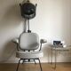 Fauteuil de coiffeur vintage avec casque transformé en lampe