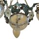 Lustre en fer forgé à trois ampoules avec des fleurs en feuilles et des abat-jour en verre